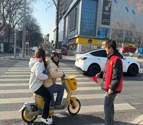 男人和女人在街道上骑自行车 AI 生成的内容可能不正确。